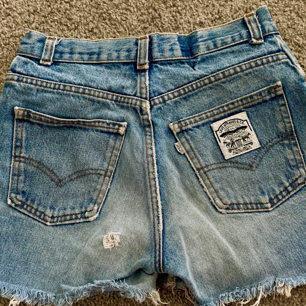 SUPER RARE LEVI JORTS!! medium wash